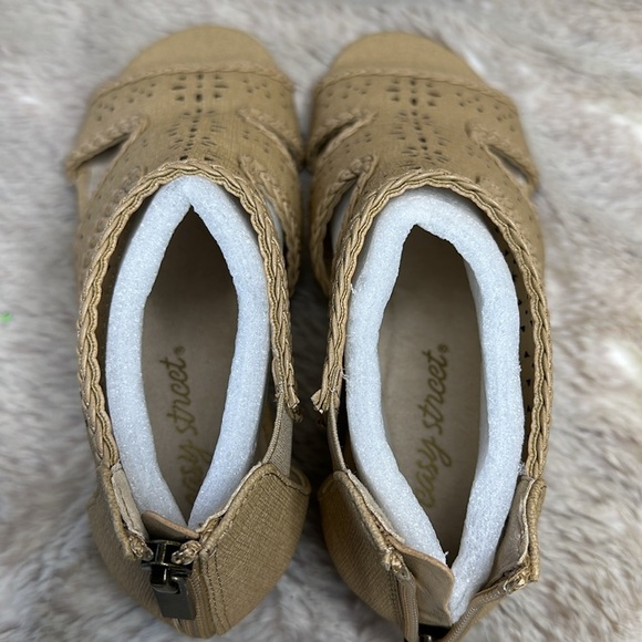 Easy Street | Thelma Wedge Sandal in Beige Linen | Size 6 - Picture 10 of 15